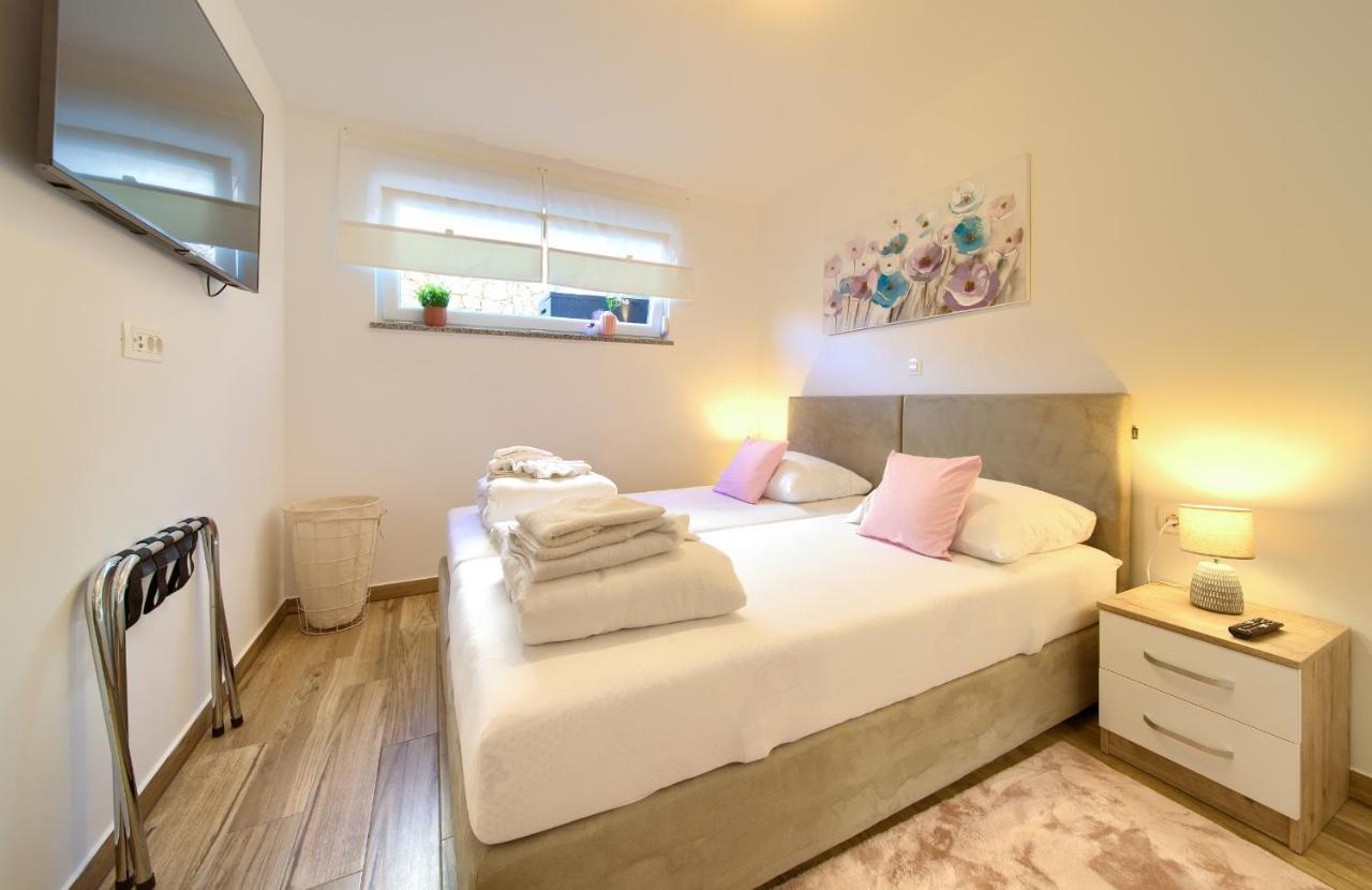 Villa Solis Lacus Modern Apartment - Private Heated Pool - Smart Tv Sky X - Free Parking Нівице Екстер'єр фото