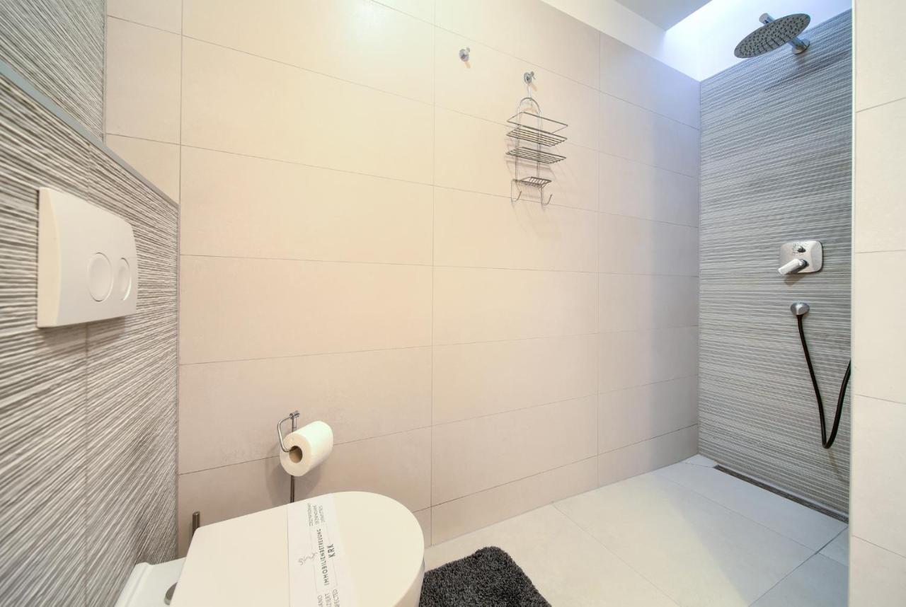 Villa Solis Lacus Modern Apartment - Private Heated Pool - Smart Tv Sky X - Free Parking Нівице Екстер'єр фото