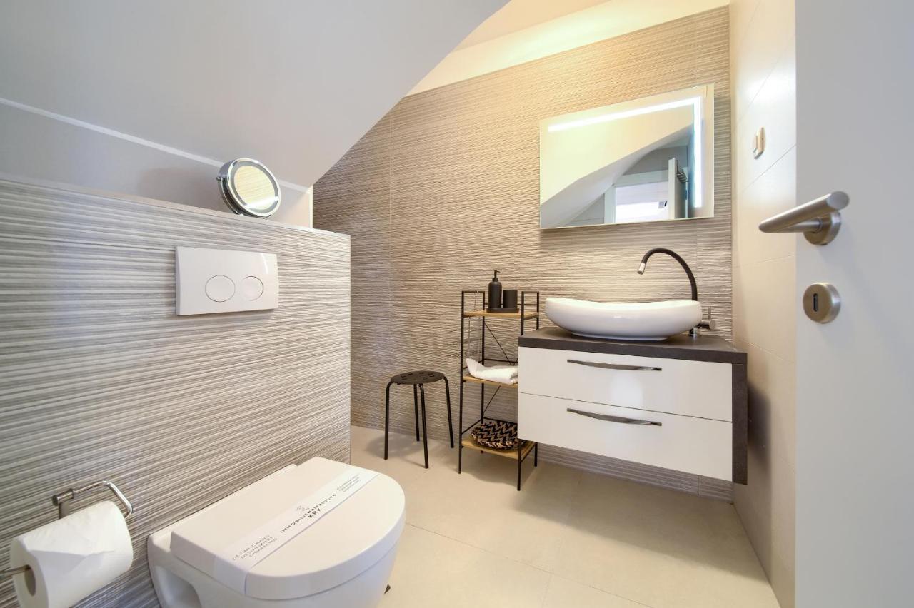 Villa Solis Lacus Modern Apartment - Private Heated Pool - Smart Tv Sky X - Free Parking Нівице Екстер'єр фото